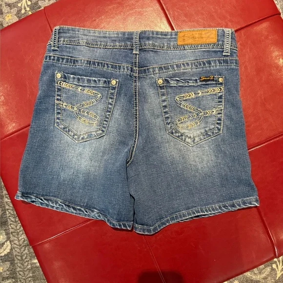 ❣️Seven7 Blue Jean Shorts and DKNY pull on shorts. - Picture 3 of 8
